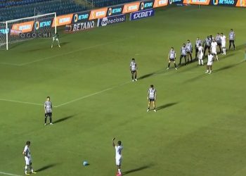 Vitória vence o Ceará, chega ao quinto triunfo consecutivo sem levar gols e reassume liderança da Série B