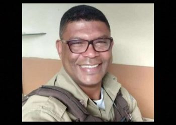 Policial morre ao se bater em muro durante partida de futebol