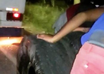 Alunos de Canudos levam grande susto após pneu de ônibus se soltar na BR 235