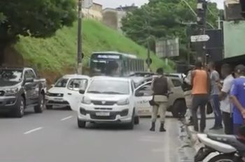 Prestador de serviços da Coelba é morto dentro de carro em Salvador