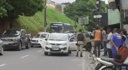 Prestador de serviços da Coelba é morto dentro de carro em Salvador