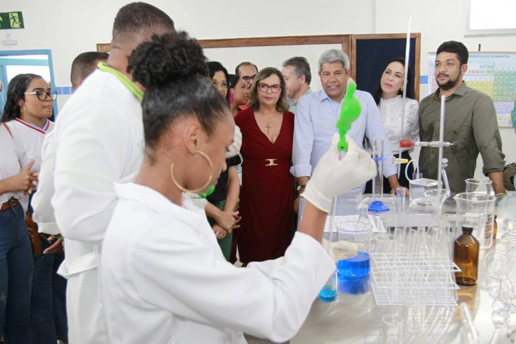 Governador entrega novo Colégio Estadual de Tempo Integral em Aramari. (Atualizada)