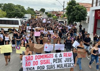 Caso Juliana Rocha: cartazes usados em passeata são colados em frente à Delegacia de São Domingos