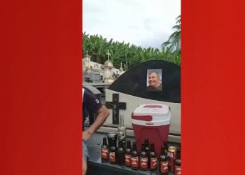ES – Filho de ex-prefeito faz homenagem com cerveja em cima do túmulo do pai