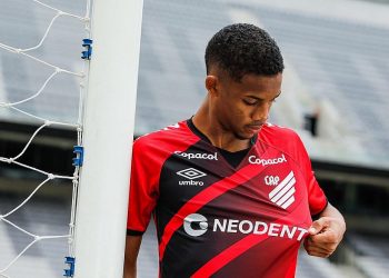 Cria do Vitória, Pedrinho é demitido do Athletico após ser citado em esquema