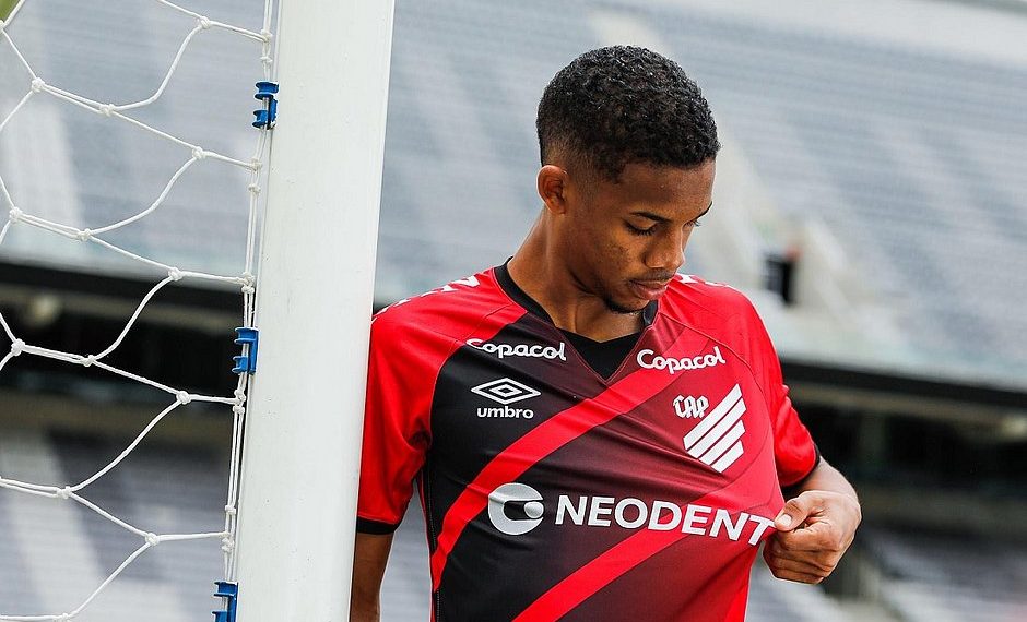 Cria do Vitória, Pedrinho é demitido do Athletico após ser citado em esquema