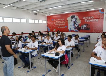 Jerônimo confirma reajuste de 14% a professores e garante ganhos salariais para trabalhadores da Educação Superior