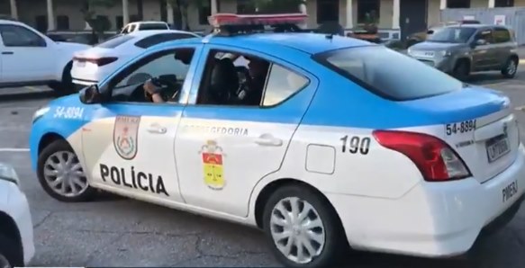 RJ – Corregedoria prende quatro PMs suspeitos de estuprar jovem em viatura
