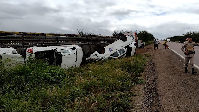 Carreta-cegonha carregada de Toyota Hilux tomba na BR 407