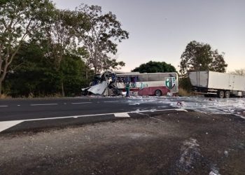 Grave acidente entre ônibus de turismo de Jacobina e caminhão-baú deixa vítimas fatais em Minas Gerais