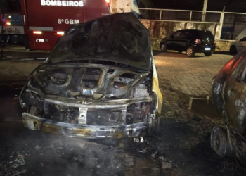 Carro estacionado próximo a fogueira pega fogo e atinge outros 4 veículos
