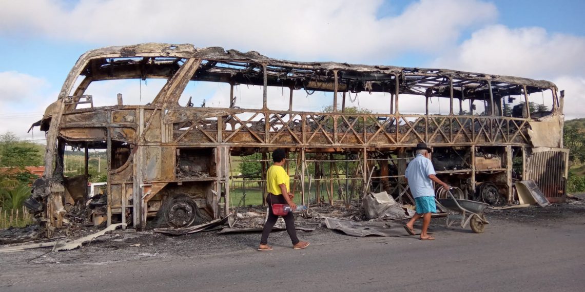 Vídeo – Ônibus que transportava comerciantes de Caruaru-PE para Salvador-BA pega fogo na BR 110 (atualizada)
