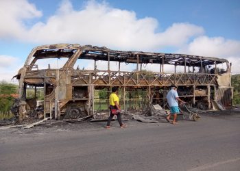 Vídeo – Ônibus que transportava comerciantes de Caruaru-PE para Salvador-BA pega fogo na BR 110 (atualizada)