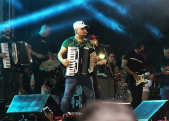 Tarcísio do Acordeon atrai aproximadamente 20 mil pessoas no último dia do Arraiá de São Domingos