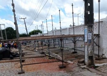 Prefeitura de Santa Bárbara é criticada por realizar São João em frente ao cemitério