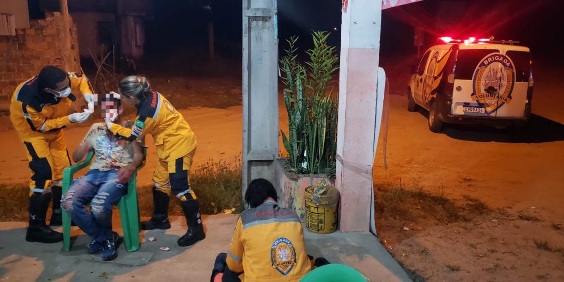 Brigada Anjos da Vida presta socorro a homem ferido no rosto por garrafada