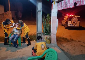 Brigada Anjos da Vida presta socorro a homem ferido no rosto por garrafada