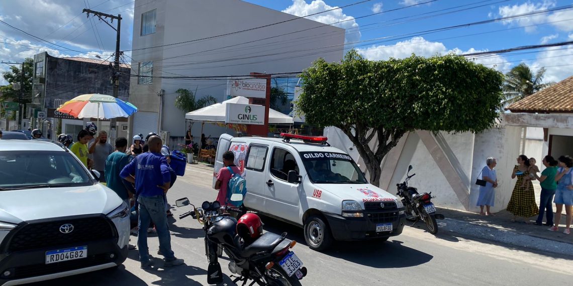Mototaxista fica ferido ao colidir com carro parado no centro da cidade