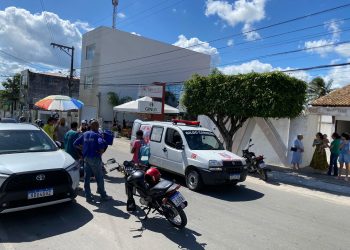 Mototaxista fica ferido ao colidir com carro parado no centro da cidade