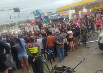 Oito homens são eletrocutados enquanto instalavam postes de luminárias. Um deles morreu