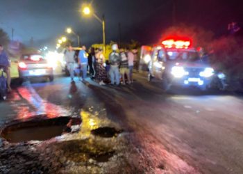 Motociclista fica ferido ao colidir no fundo de carro que reduziu velocidade por causa de buracos na BA 409