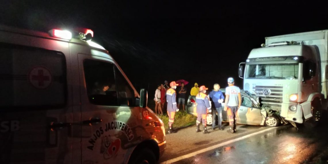 Motorista de Corsa Sedan morre ao colidir de frente com caminhão na BR 324