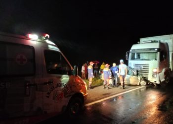 Motorista de Corsa Sedan morre ao colidir de frente com caminhão na BR 324