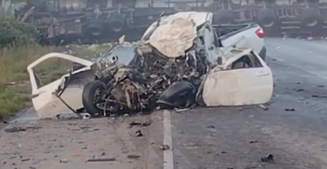 Acidente entre caminhonete e carreta que transportava cerveja deixa dois mortos na BR 101