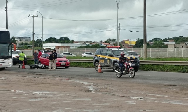 Feira: motociclista morre em acidente e corpo é arrastado por carreta na BR-324