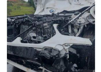 Jogador do Bahia Everaldo fica com carro de luxo destruído após atropelar cavalo