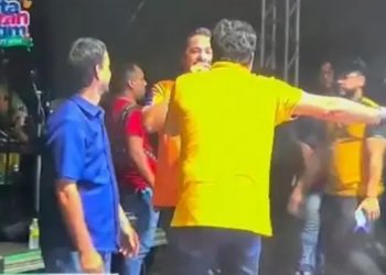 Prefeito sobe em palco aparentemente embriagado durante show de São João: “Arregaça”
