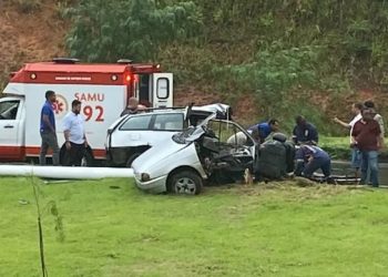 Salvador – Carro parte ao meio após colidir em poste na Avenida Gal Costa