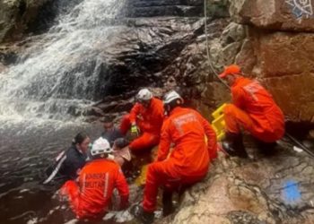 Adolescentes caem de altura de 10 metros em cachoeira de Jacobina