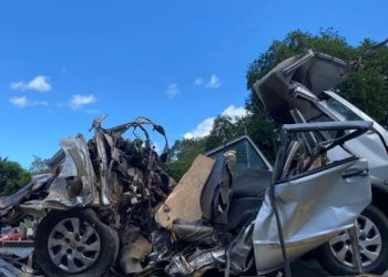 Batida entre carro e ônibus deixa seis pessoas mortas