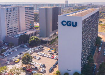 CGU vê pagamento indevido de quase R$ 2 bilhões em auxílios do governo Bolsonaro a taxistas e caminhoneiros em 2022