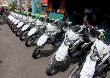 Ato do Consisal em Retirolândia reúne prefeitos, vices e secretário do Desenvolvimento Rural para entrega de 38 motocicletas
