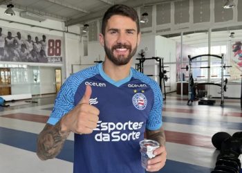 Jogador do Bahia Everaldo fica com carro de luxo destruído após atropelar cavalo