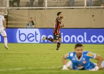 Série B – Vitória segura pressão no fim, bate o Tombense e segue líder da Série B