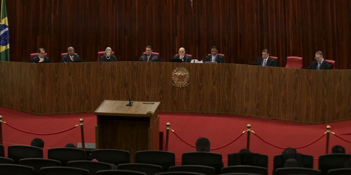 Por 5 votos a 2, TSE torna Bolsonaro inelegível por oito anos