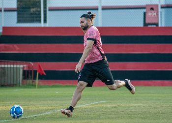 Com câncer de pele, atacante Léo Gamalho passa por cirurgia
