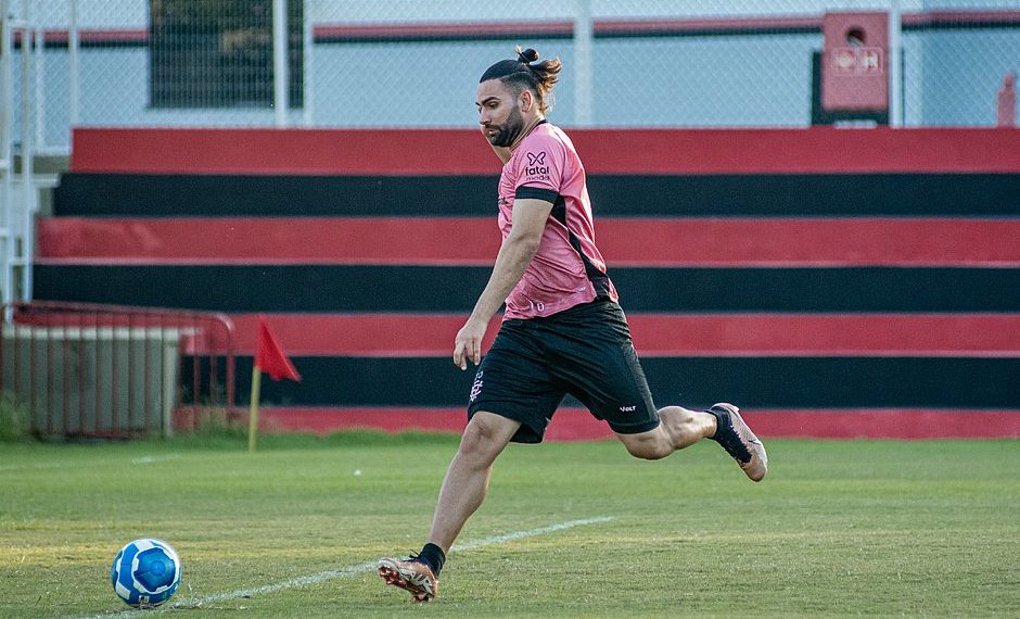 Com câncer de pele, atacante Léo Gamalho passa por cirurgia