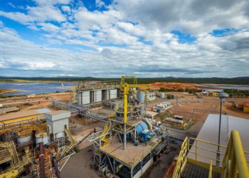 Trabalhador desaparece após cair em lago de barragem de rejeitos de mineradora