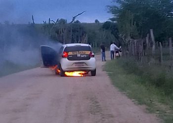 Carro de autoescola é consumido pelo fogo na zona rural de Queimadas