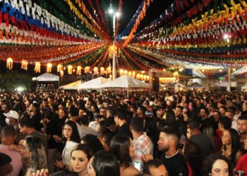 Tarcísio do Acordeon atrai aproximadamente 20 mil pessoas no último dia do Arraiá de São Domingos