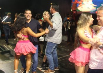 São Domingos – Capitão Forró convida prefeito, primeira-dama e deputados para dançarem no palco