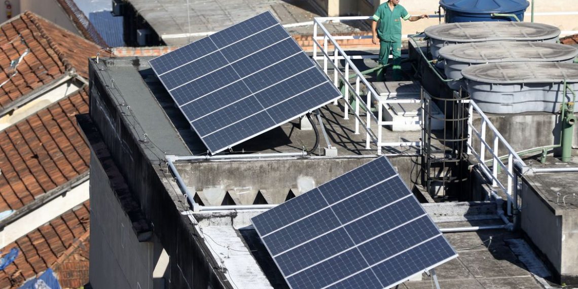 Brasil chega a 2 milhões de placas solares em telhados e terrenos