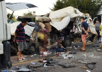 Colisão envolvendo van e caminhões deixa mortos e feridos na BR 116 Norte