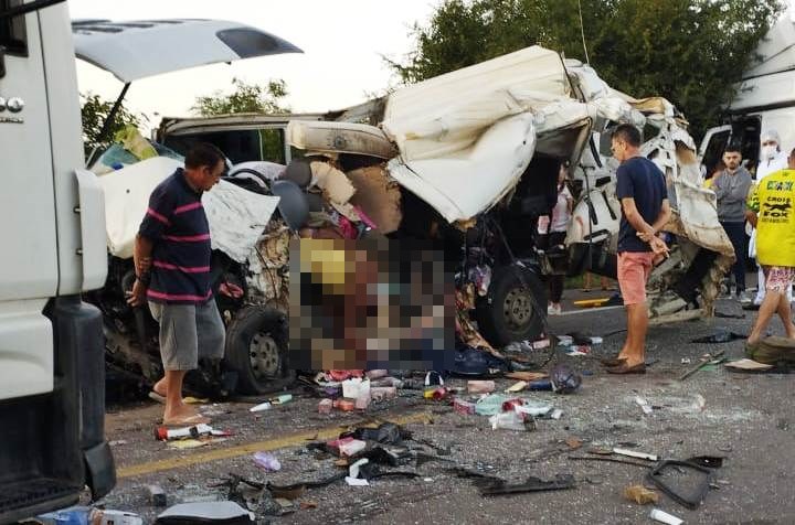 Colisão envolvendo van e caminhões deixa mortos e feridos na BR 116 Norte