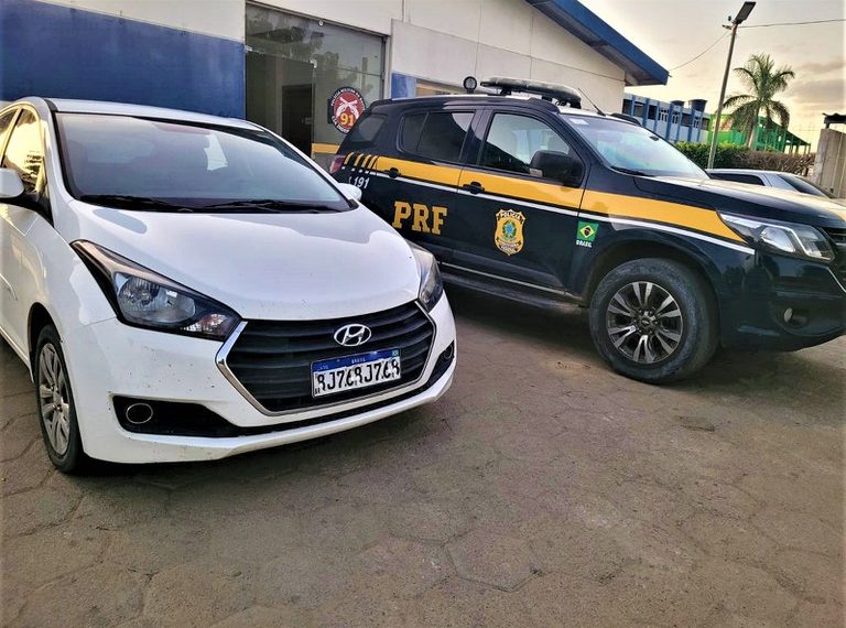 Carro roubado em São Paulo é recuperado na BR 407 trecho de Capim Grosso
