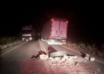 Criminosos montam barricada na BR 116 e assaltam caminhoneiro